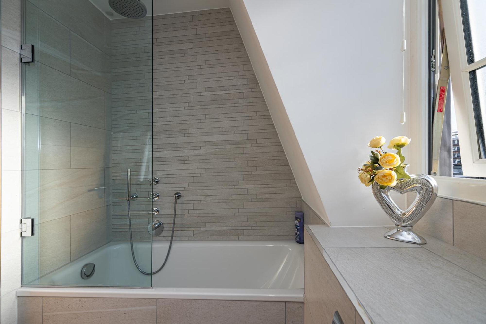 Stunning 1-Bedroom Penthouse In Marble Arch 72 London Eksteriør bilde