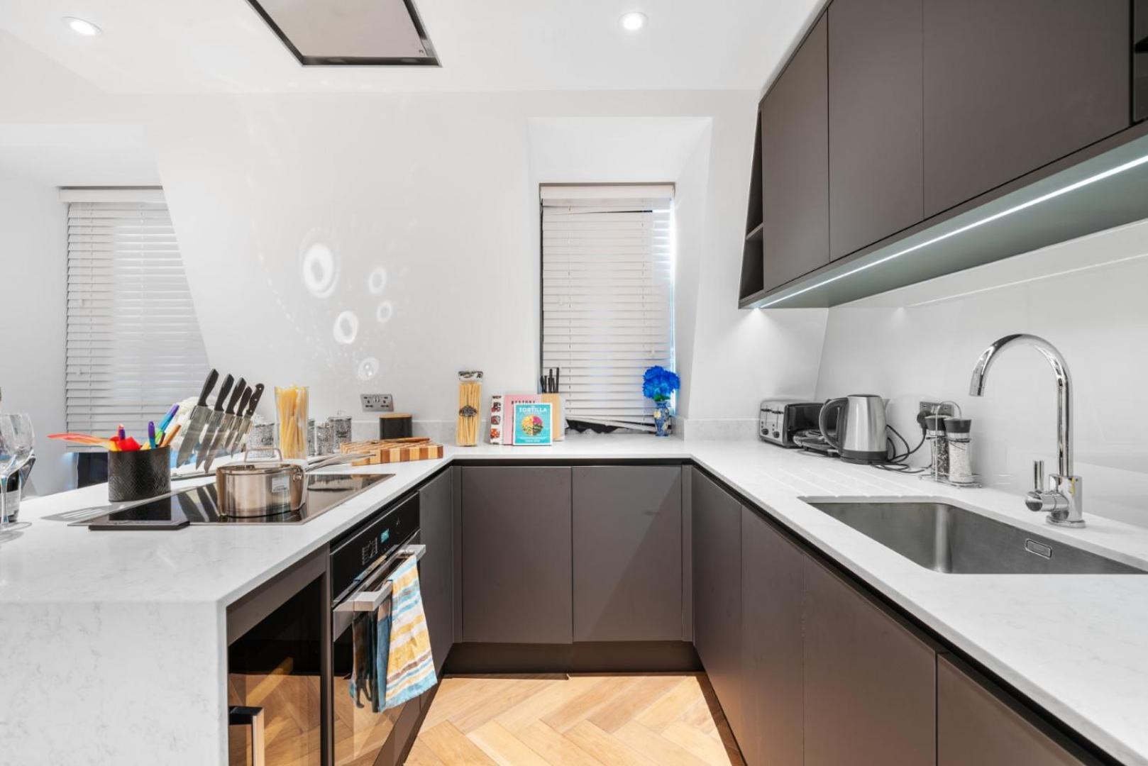 Stunning 1-Bedroom Penthouse In Marble Arch 72 London Eksteriør bilde